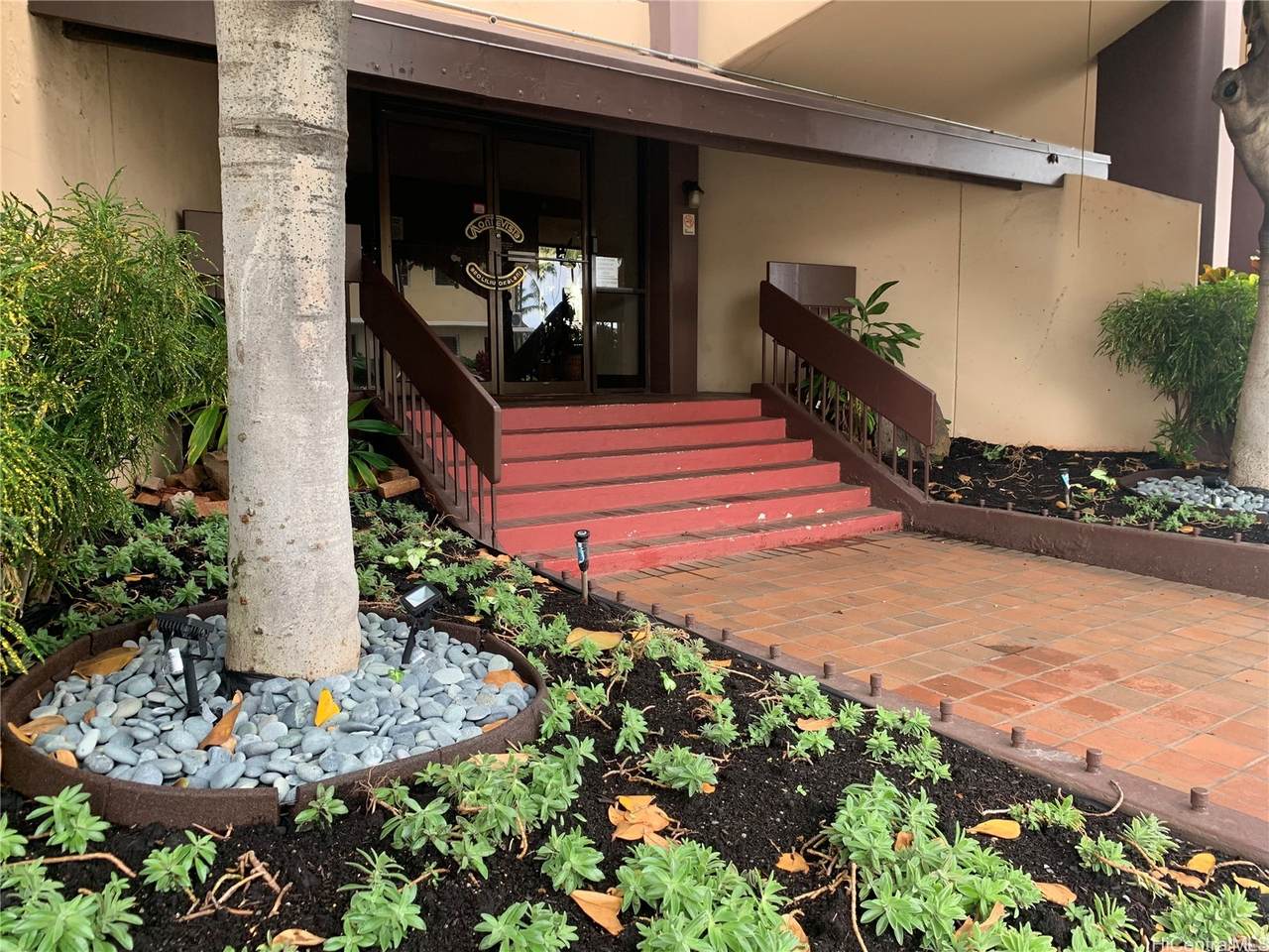 320 Liliuokalani Avenue - Photo 1