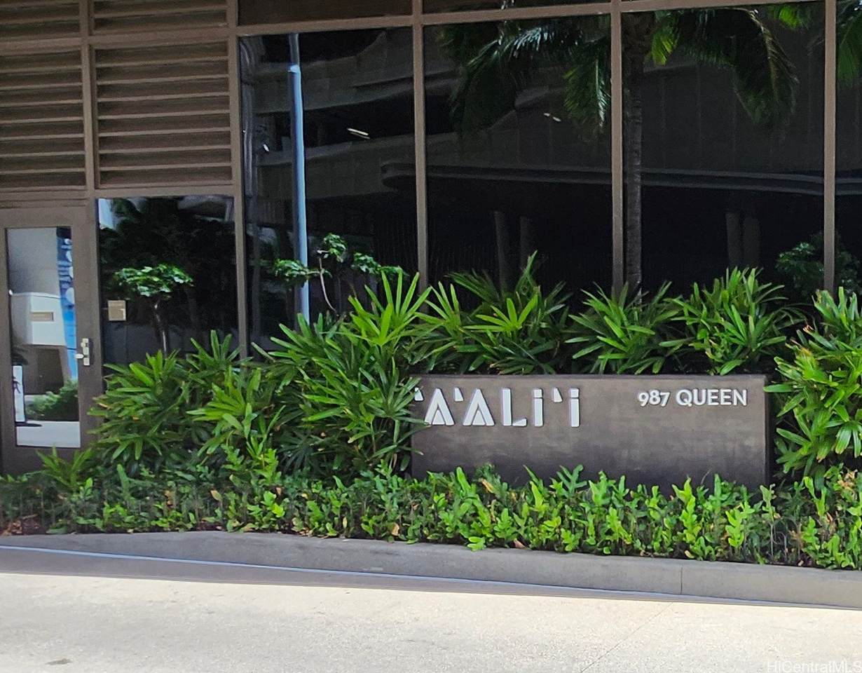 987 Queen Street - Photo 1