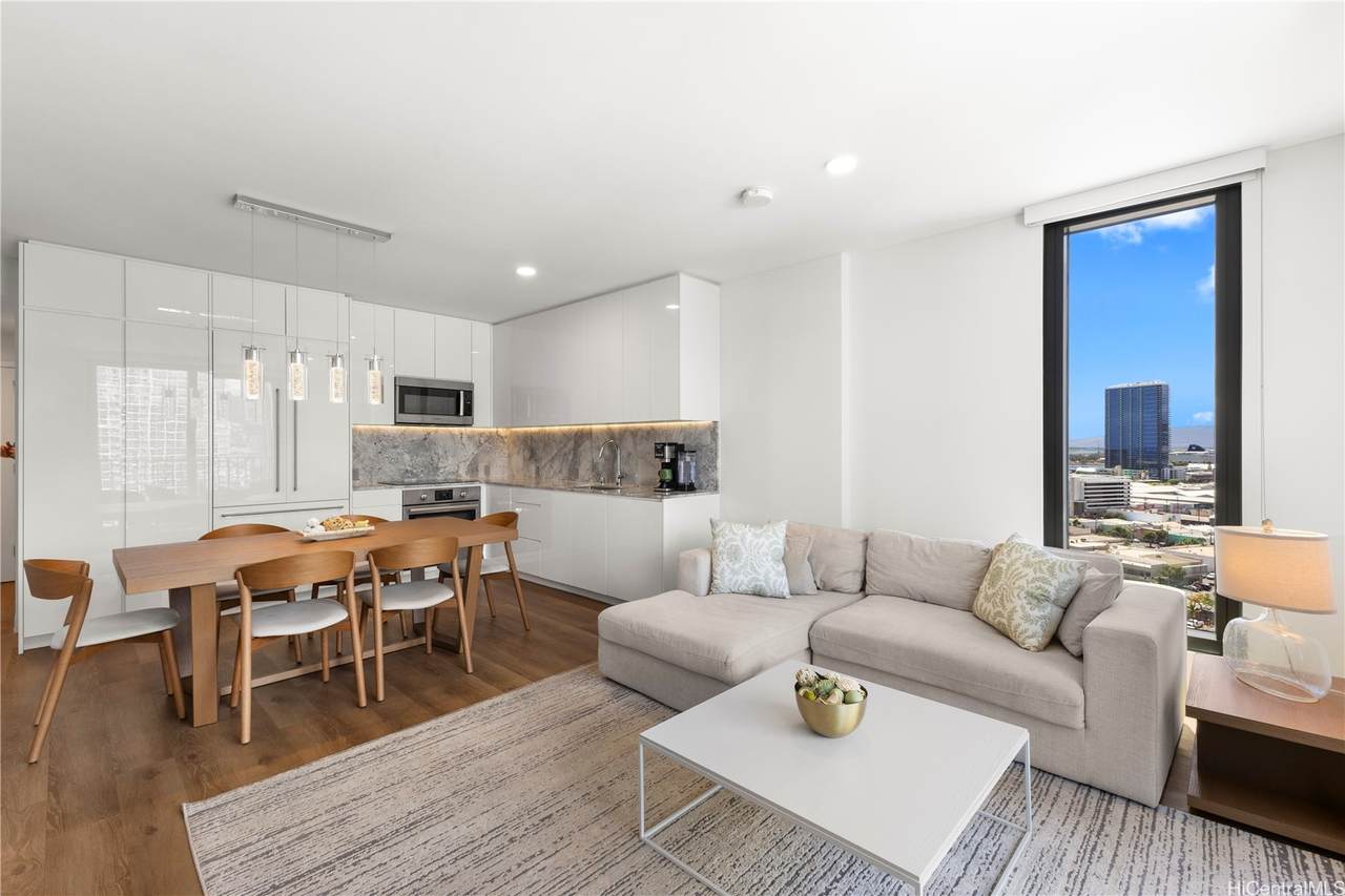 987 Queen Street - Photo 1