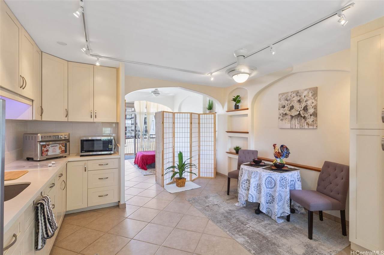 1020 Green Street - Photo 1