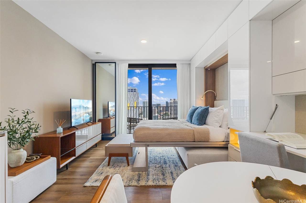 987 Queen Street - Photo 1