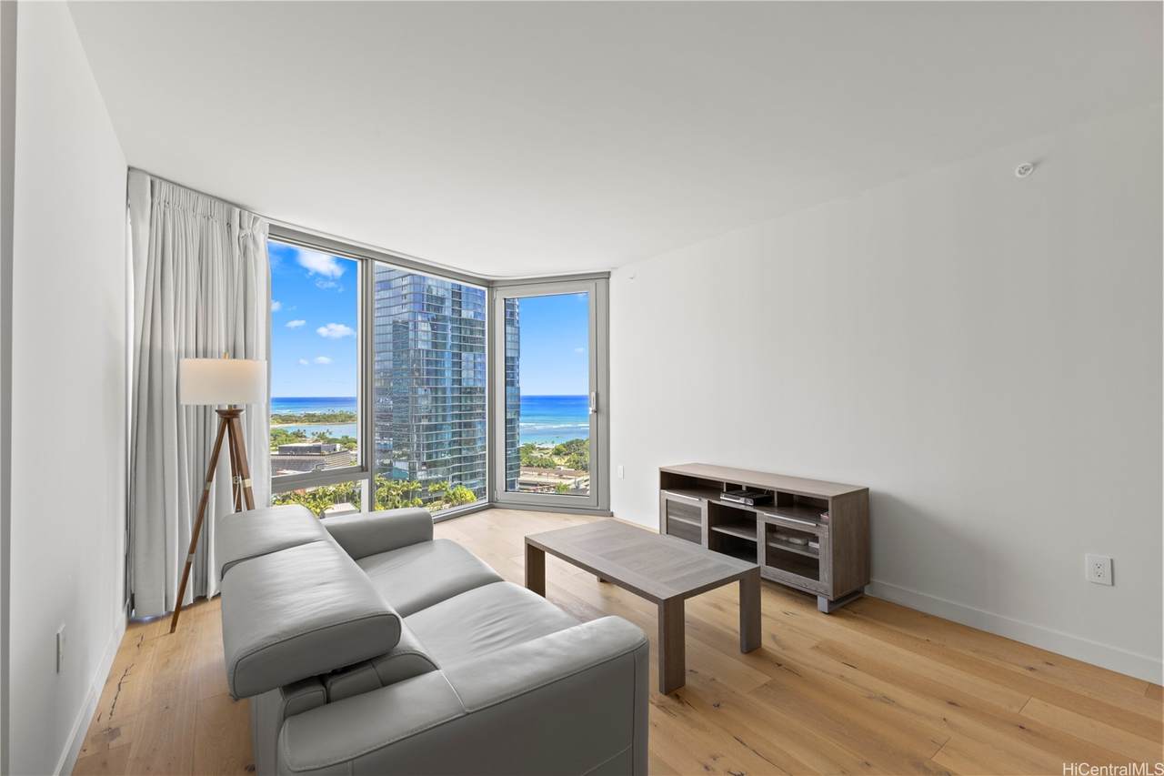 1001 Queen Street - Photo 1