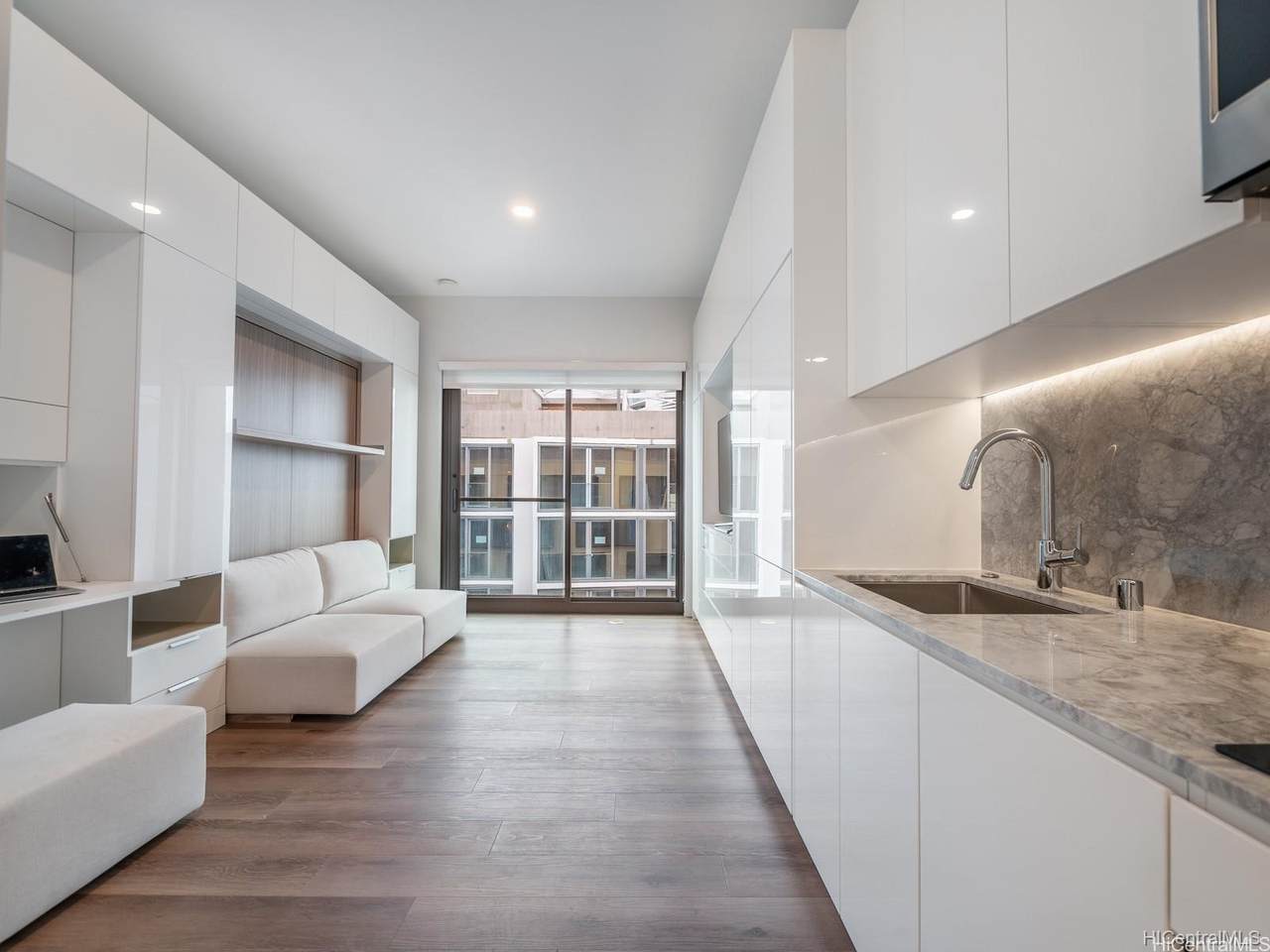 987 Queen Street - Photo 1