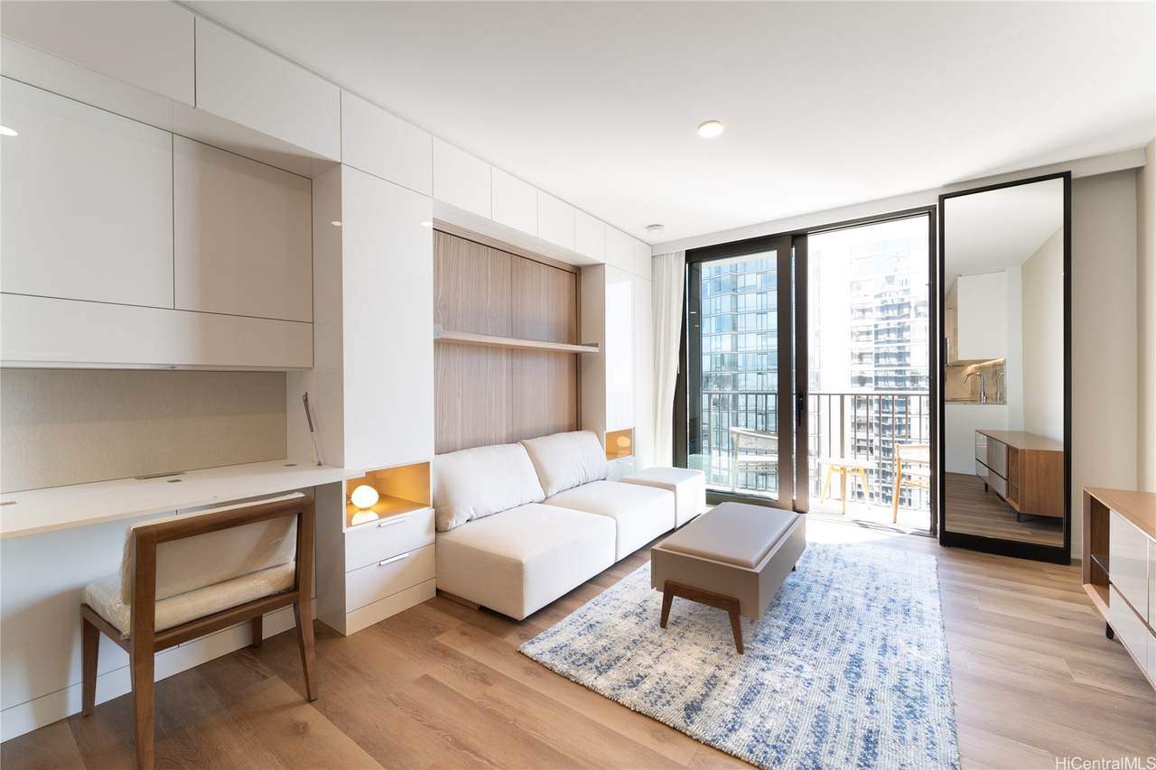 987 Queen Street - Photo 1