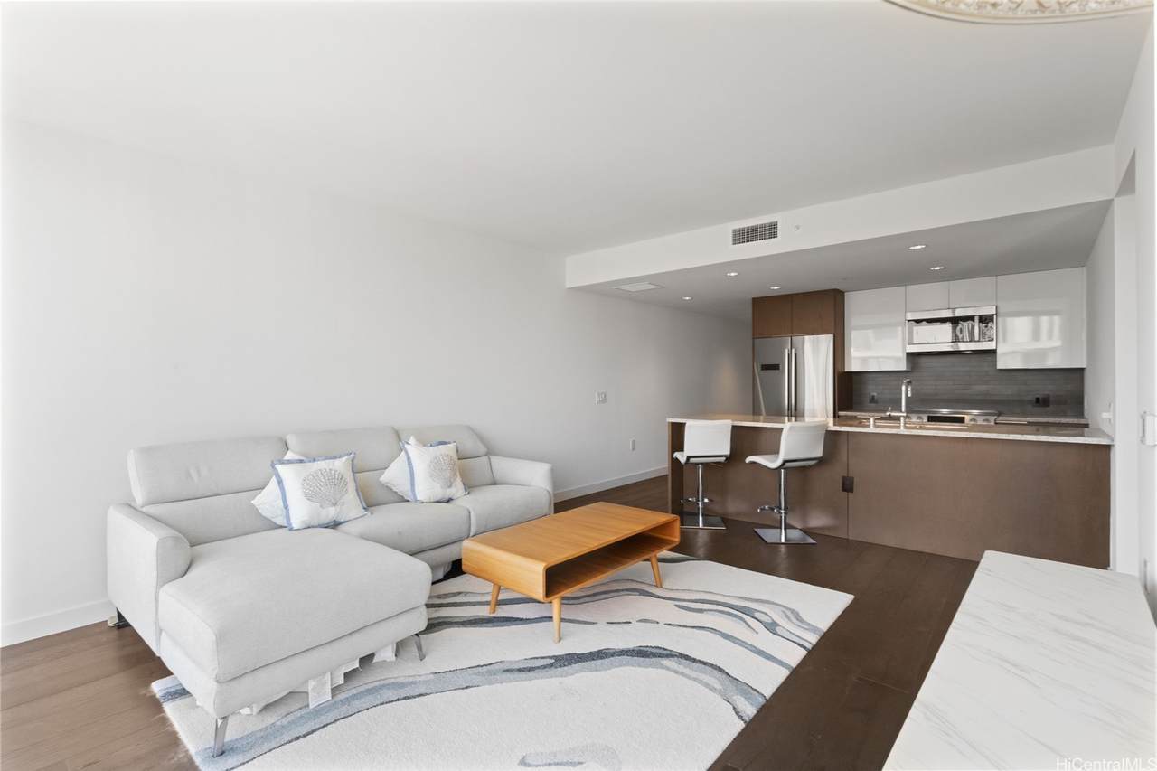 1001 Queens Street - Photo 1