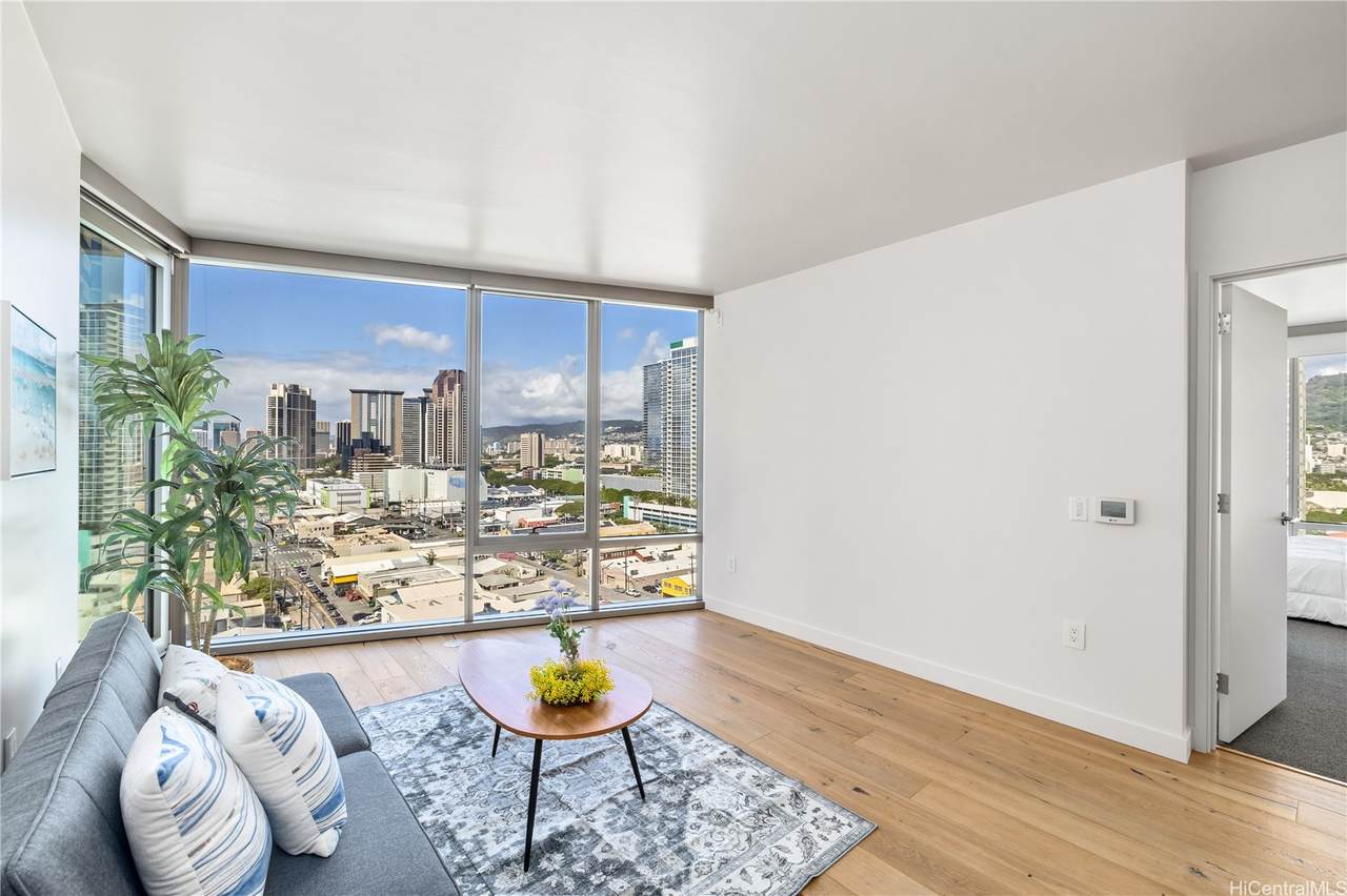 1001 Queen Street - Photo 1