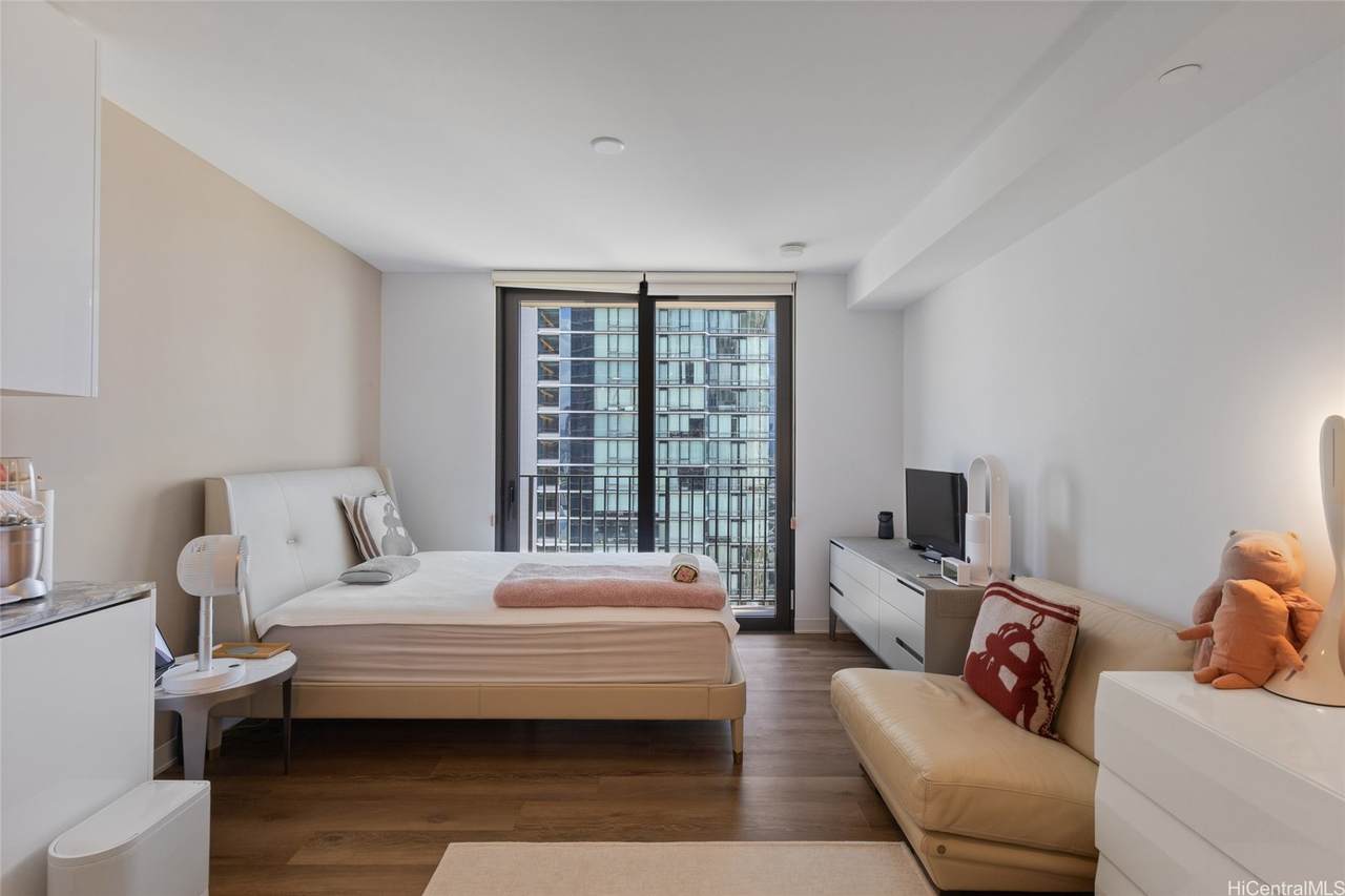 987 Queen Street - Photo 1