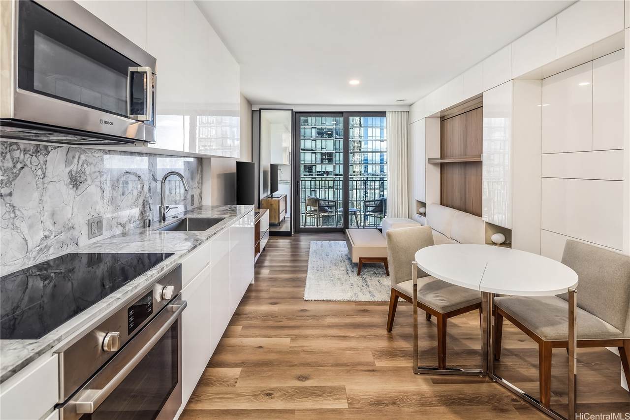 987 Queen Street - Photo 1