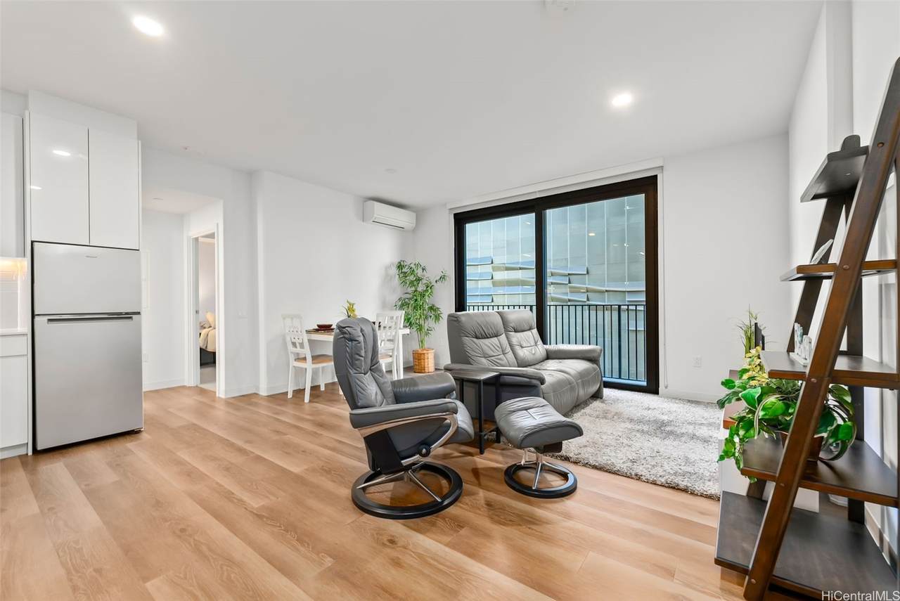 987 Queen Street - Photo 1