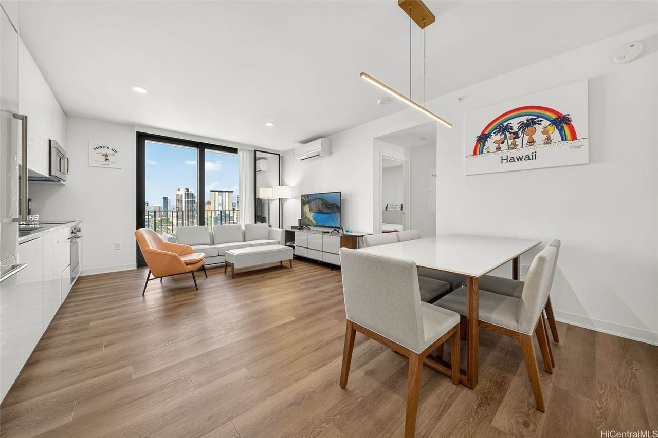 987 Queen Street - Photo 1