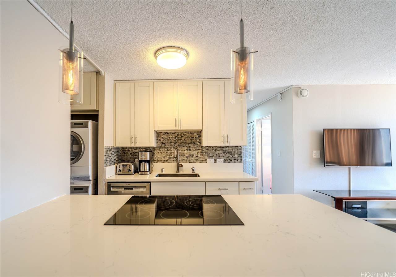 320 Liliuokalani Avenue - Photo 1