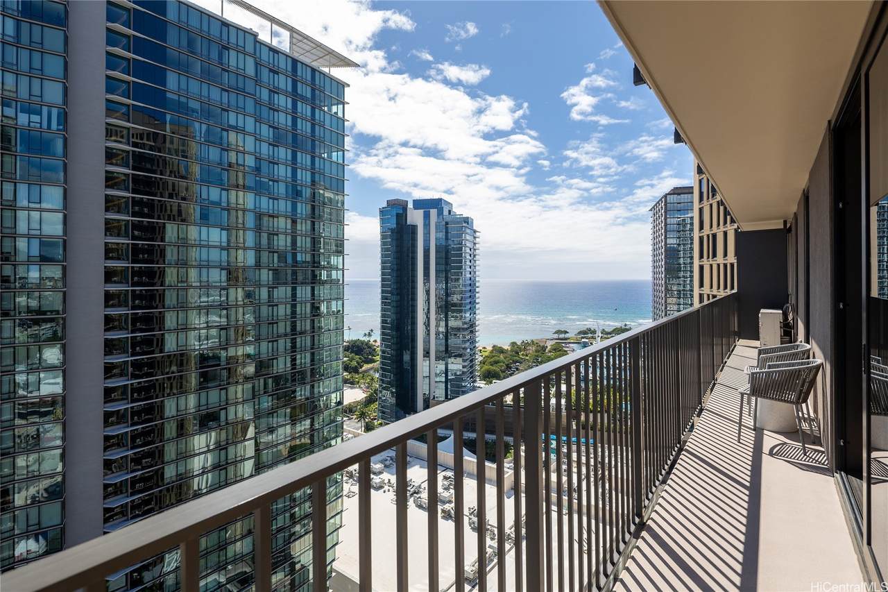 987 Queen Street - Photo 1