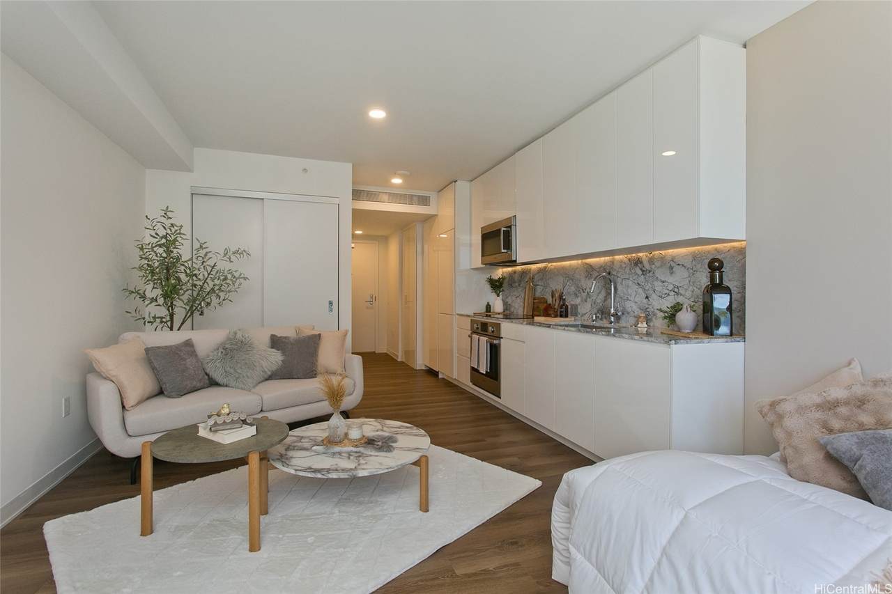 987 Queen Street - Photo 1