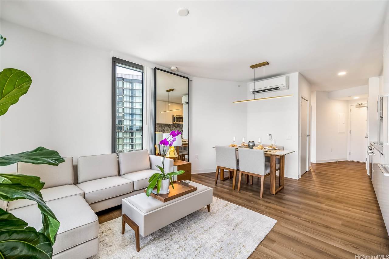 987 Queen Street - Photo 1