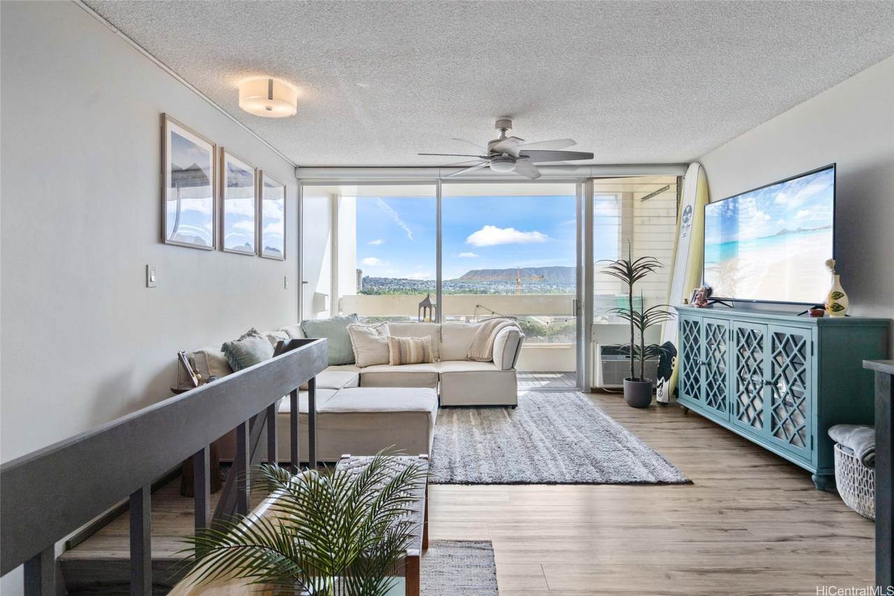 555 University Avenue - Photo 1