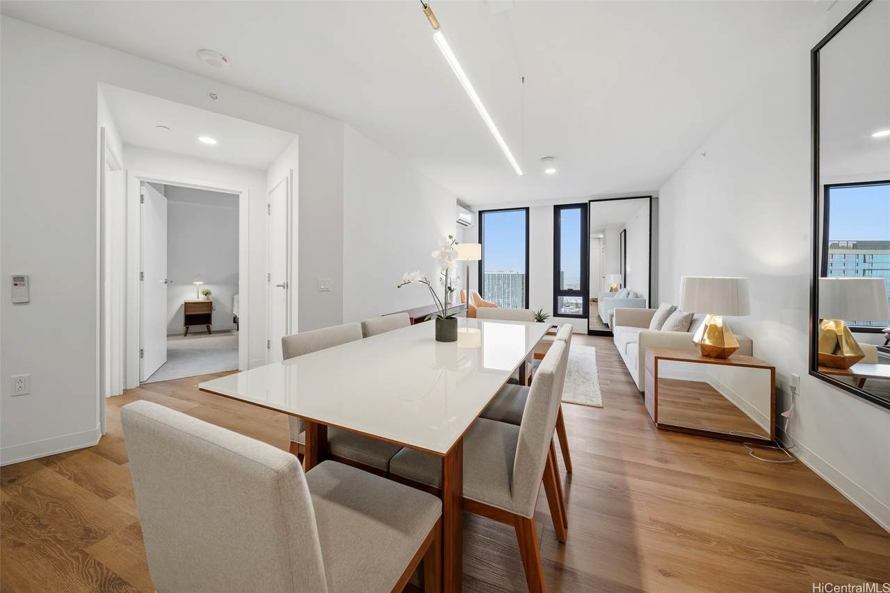 987 Queen Street - Photo 1