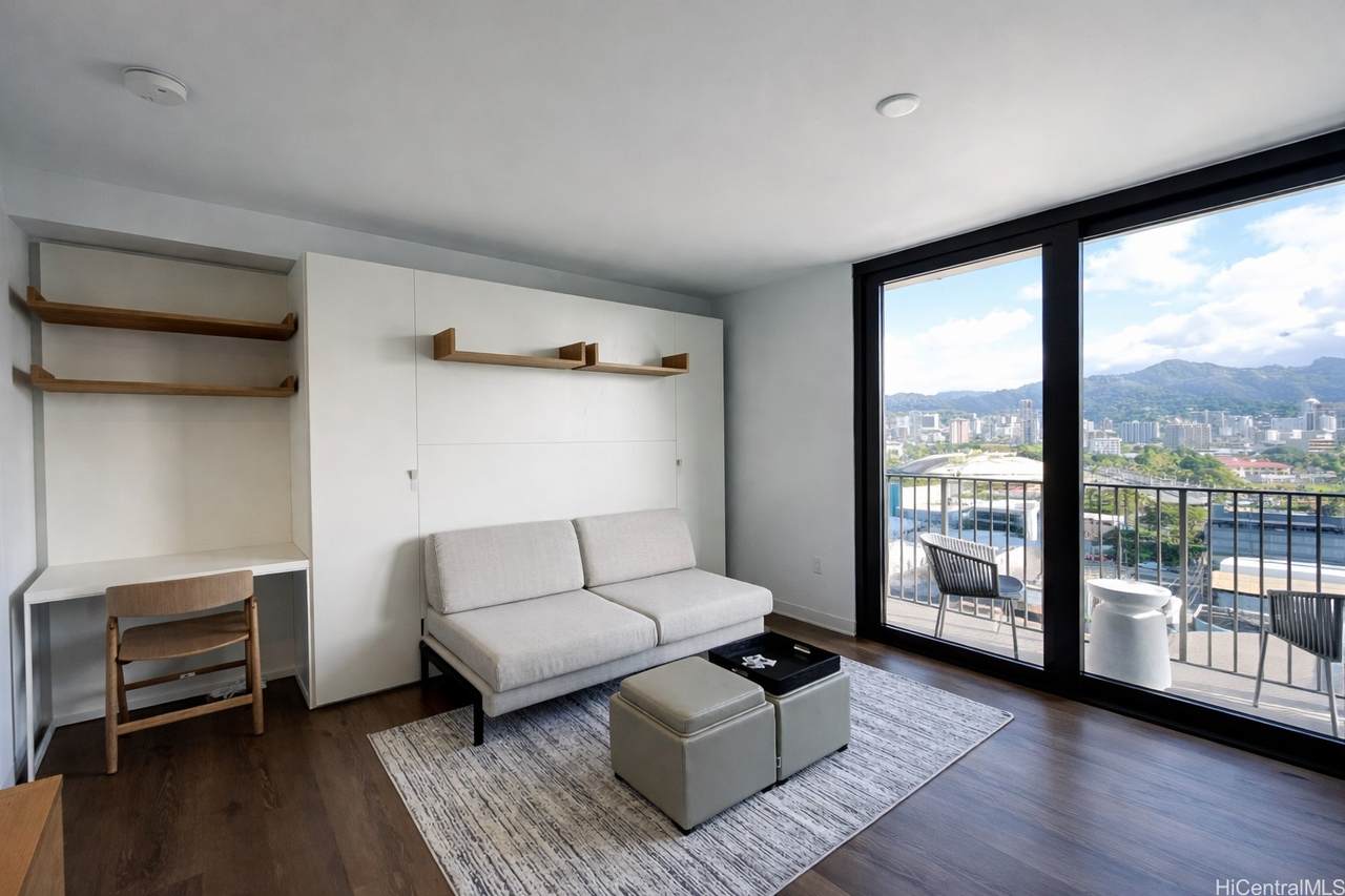 987 Queen Street - Photo 1