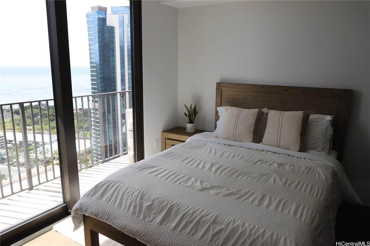 987 Queen Street - Photo 1