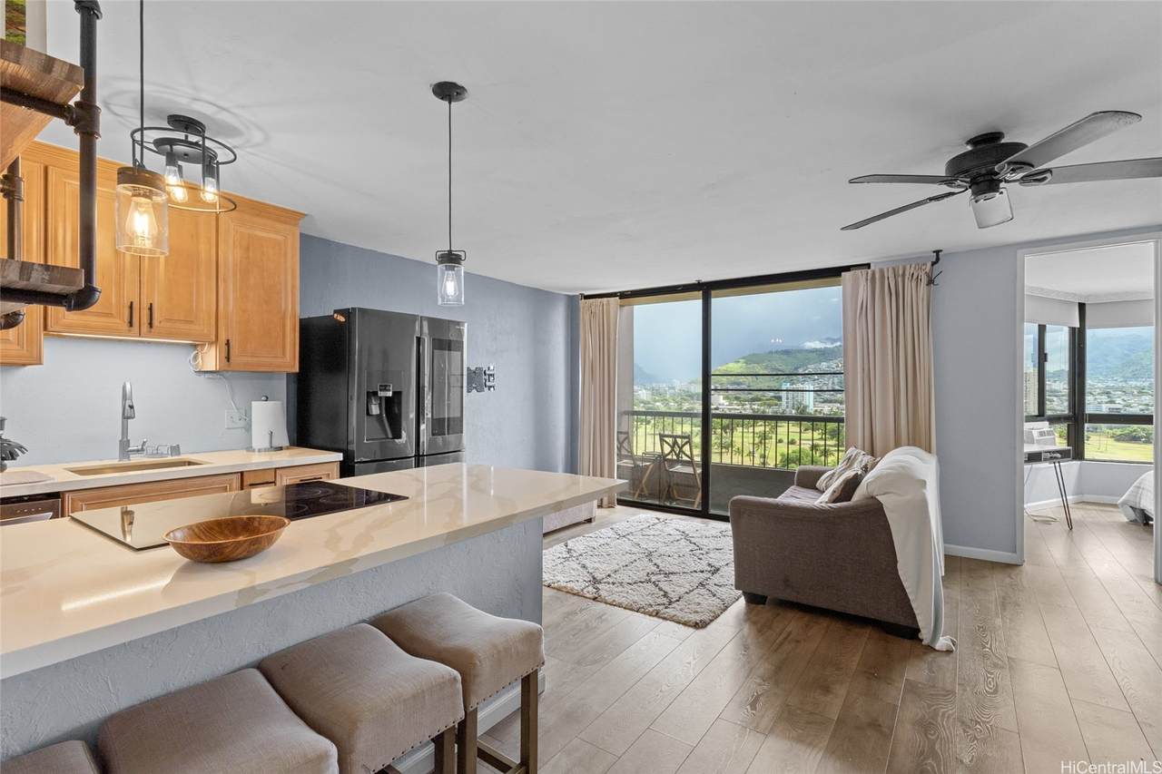 320 Liliuokalani Avenue - Photo 1
