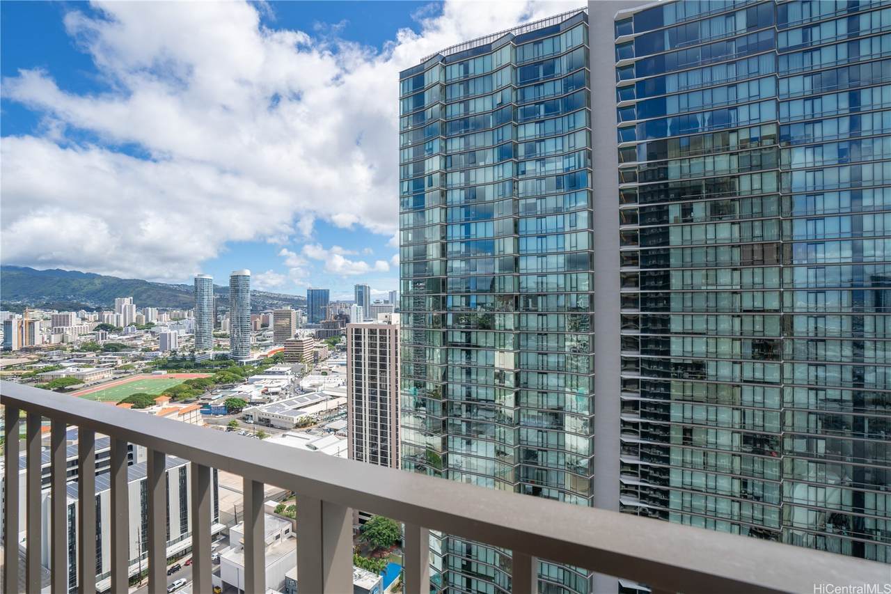 987 Queen Street - Photo 1