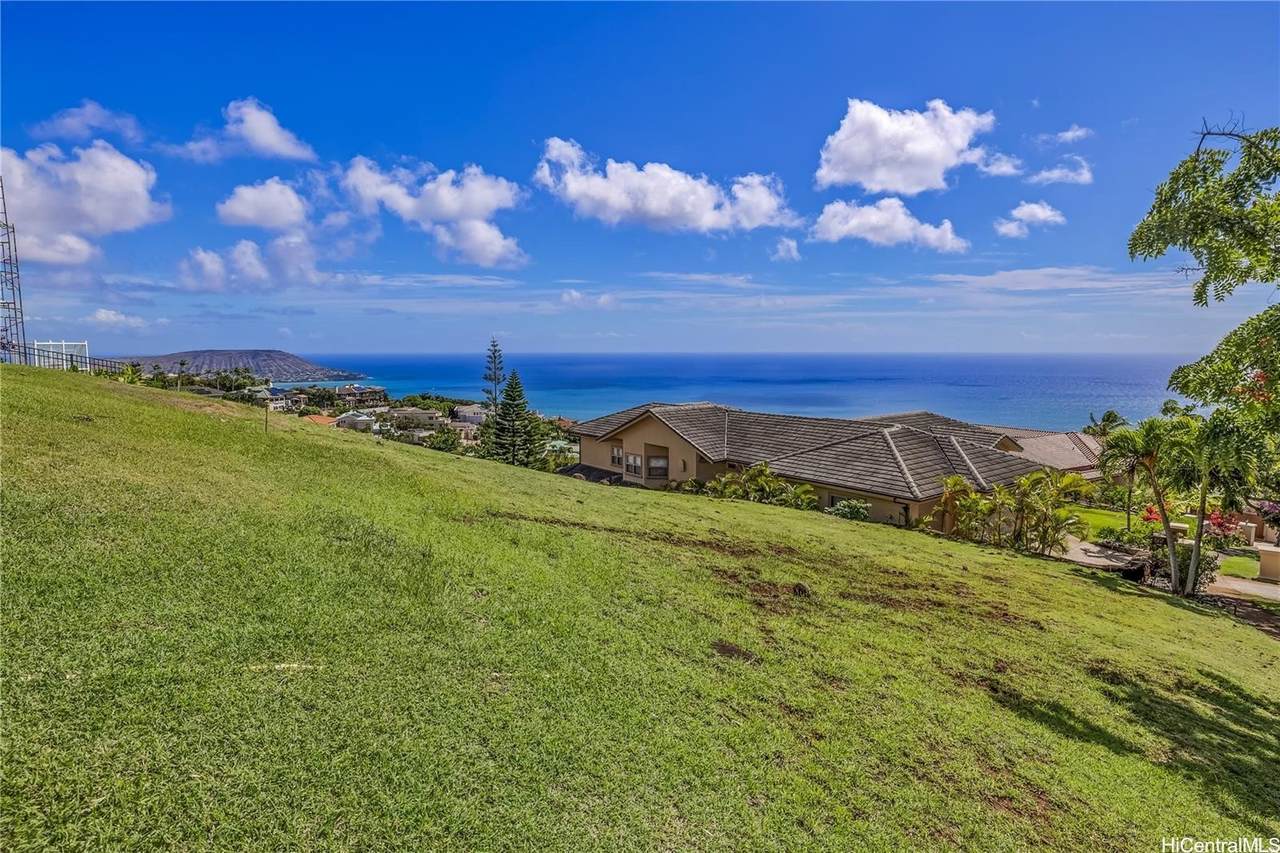 549 Moaniala Street - Photo 1
