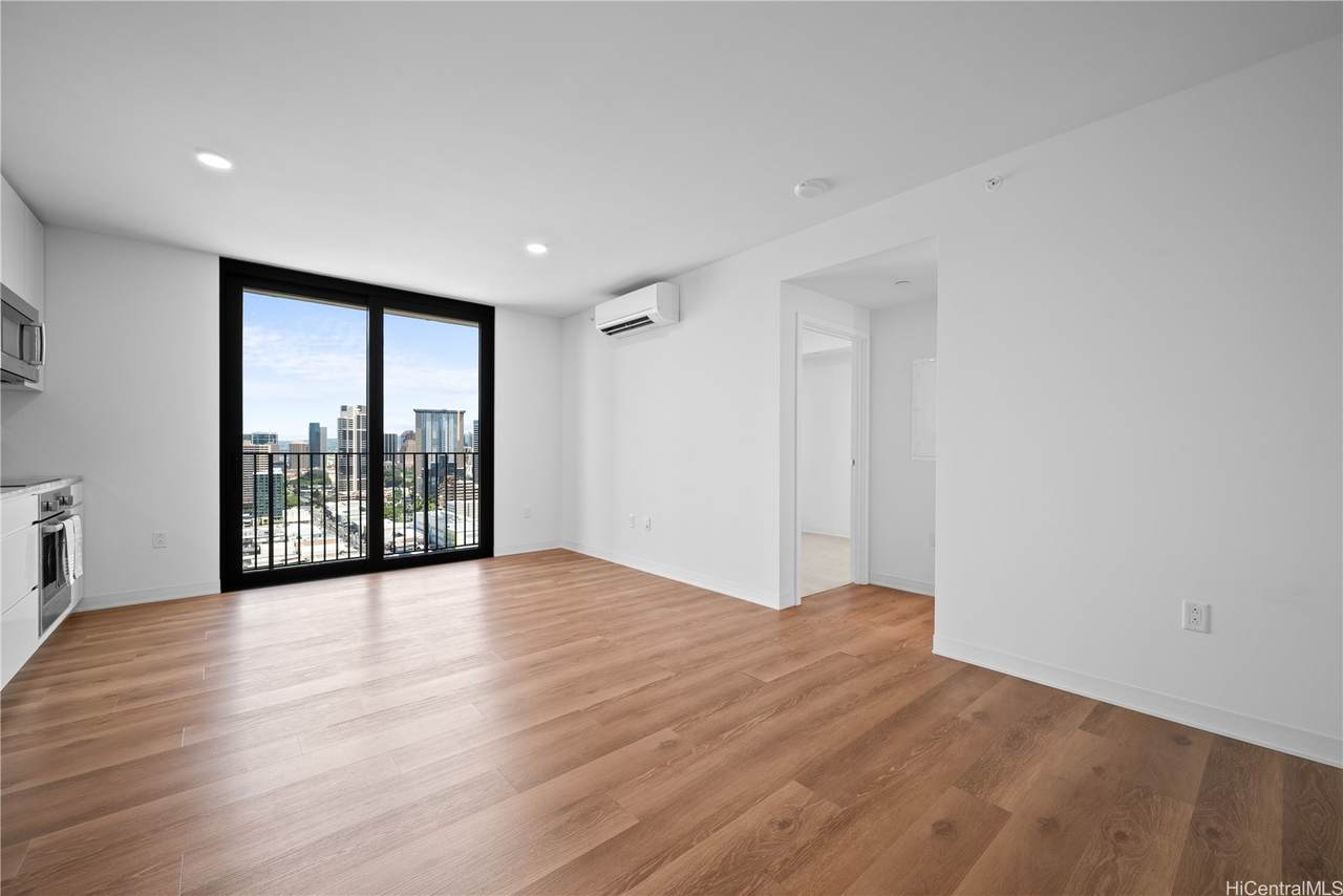 987 Queen Street - Photo 1
