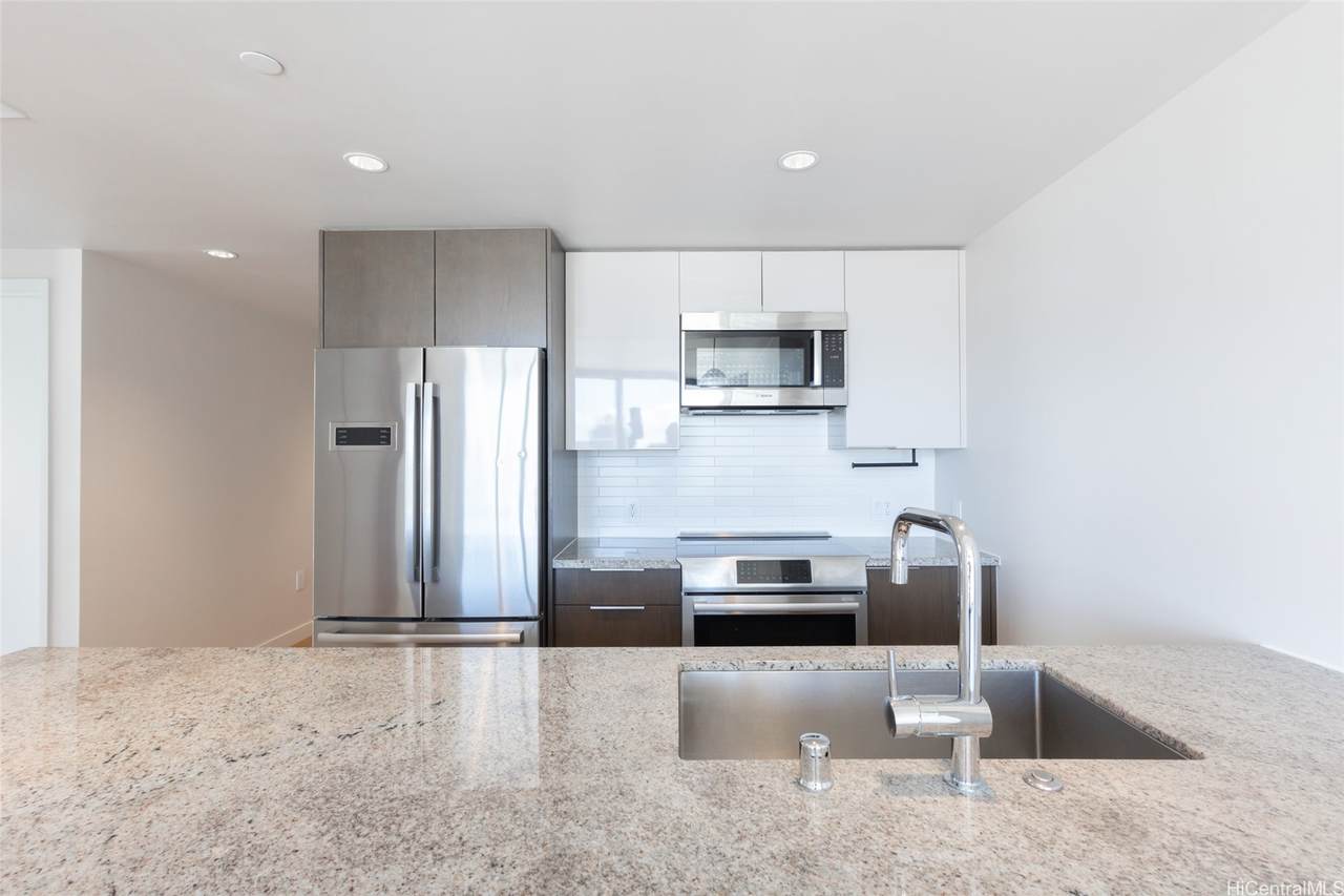 1001 Queen Street - Photo 1