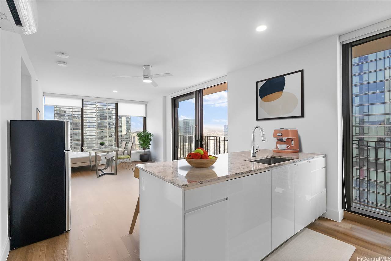 987 Queen Street - Photo 1