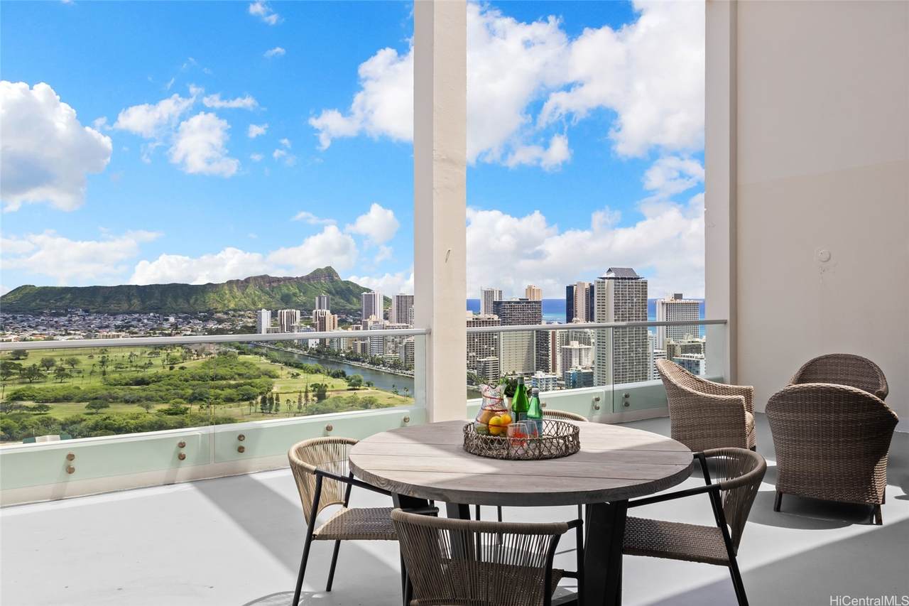 555 University Avenue - Photo 1