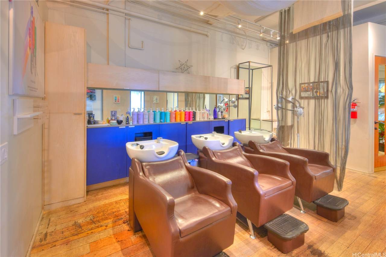 401 Kamakee Street - Photo 1