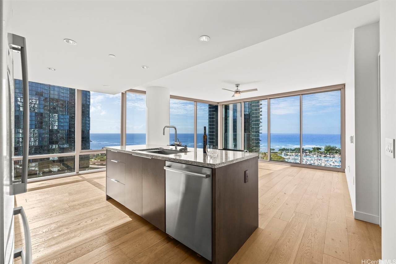 1001 Queen Street - Photo 1