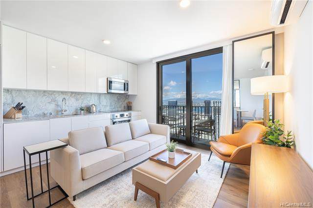 987 Queen Street - Photo 1