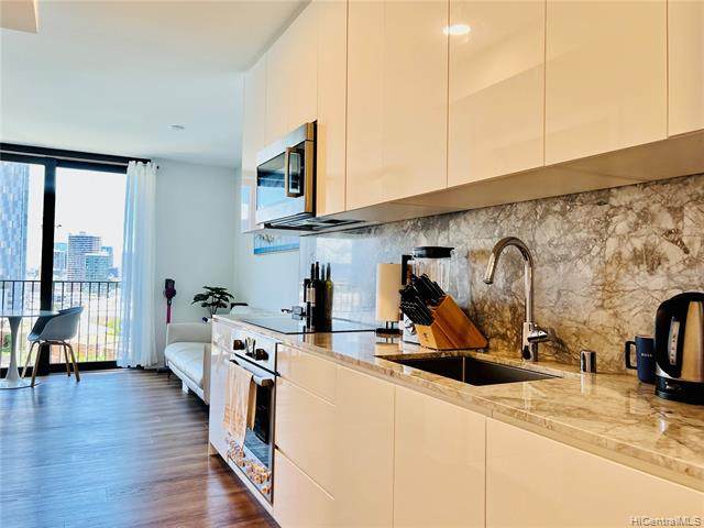 987 Queen Street - Photo 1