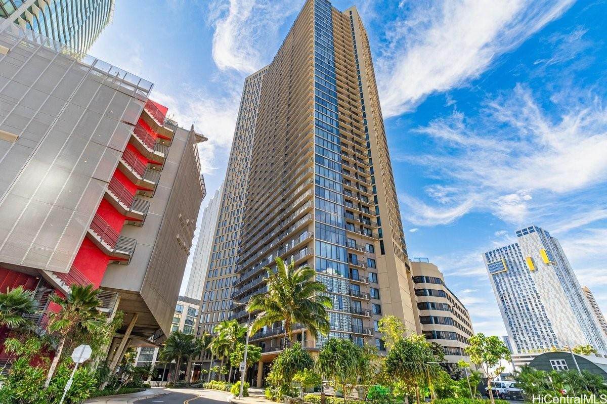 987 Queen Street - Photo 1