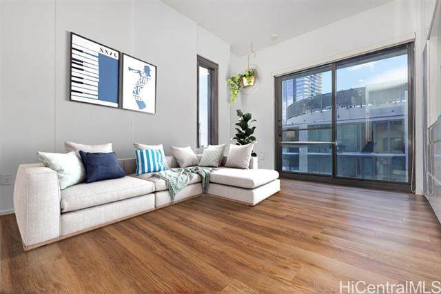 987 Queen Street - Photo 1