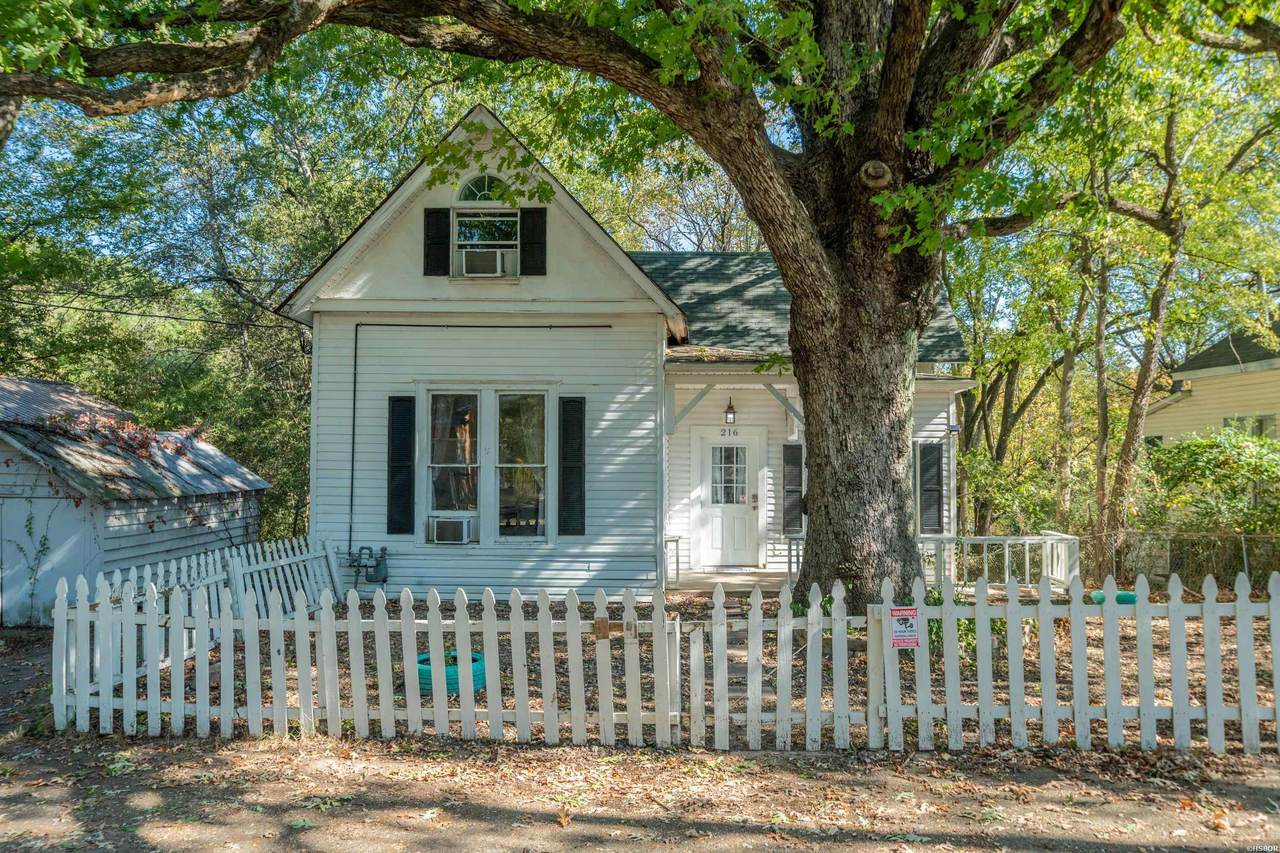 216 Elizabeth Terrace - Photo 1