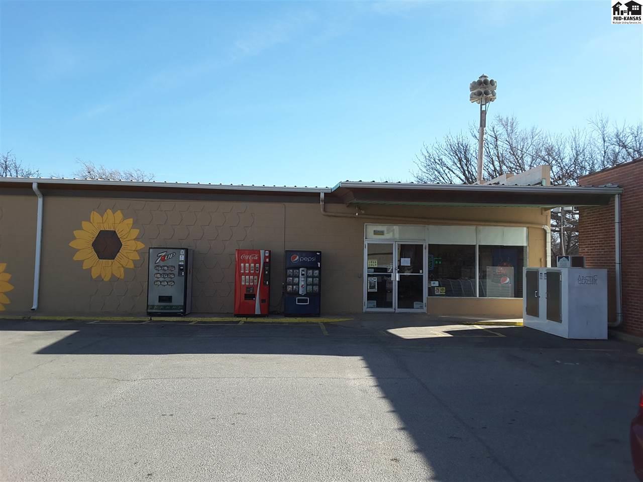 112 Kansas Ave - Photo 1