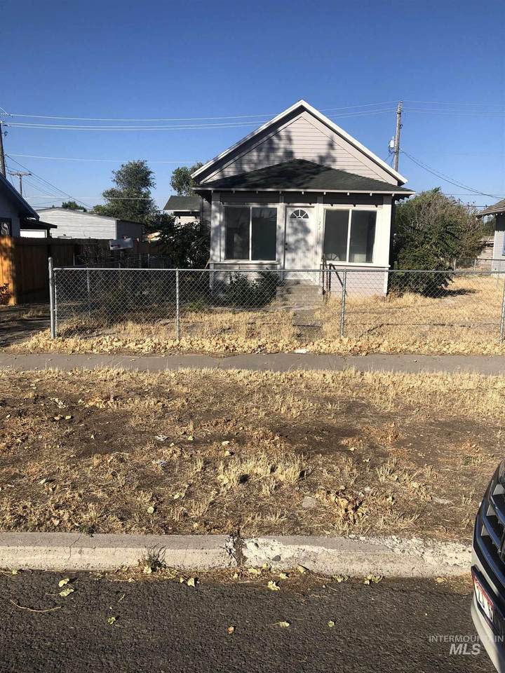 122 8th Ave S - Photo 1