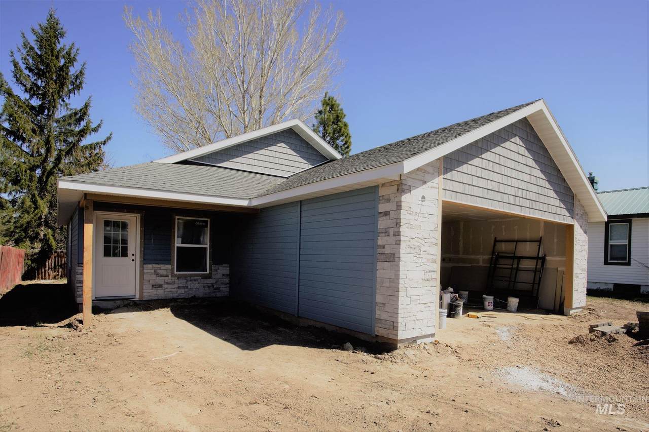 600 10th Ave - Photo 1