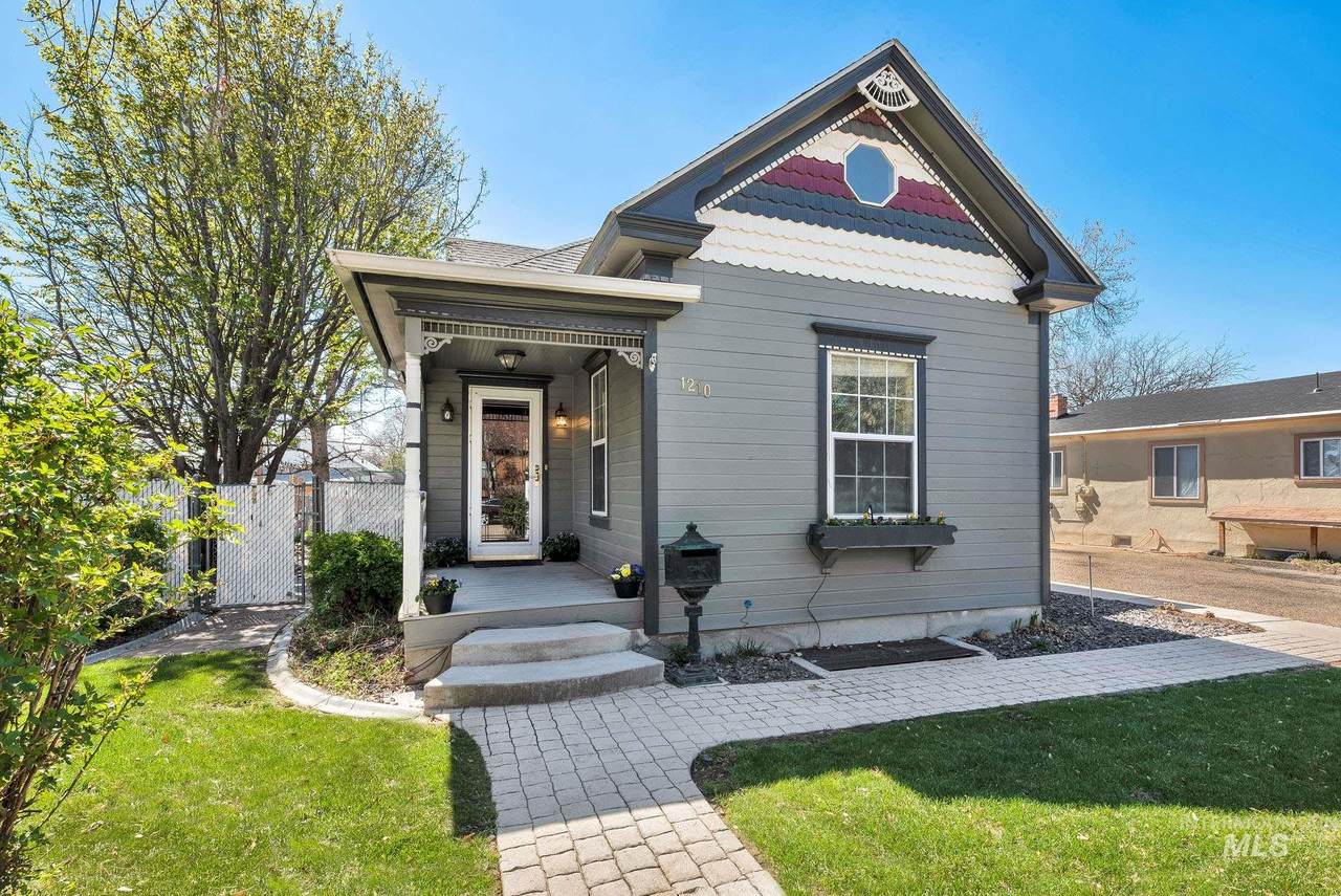 1210 Everett St - Photo 1