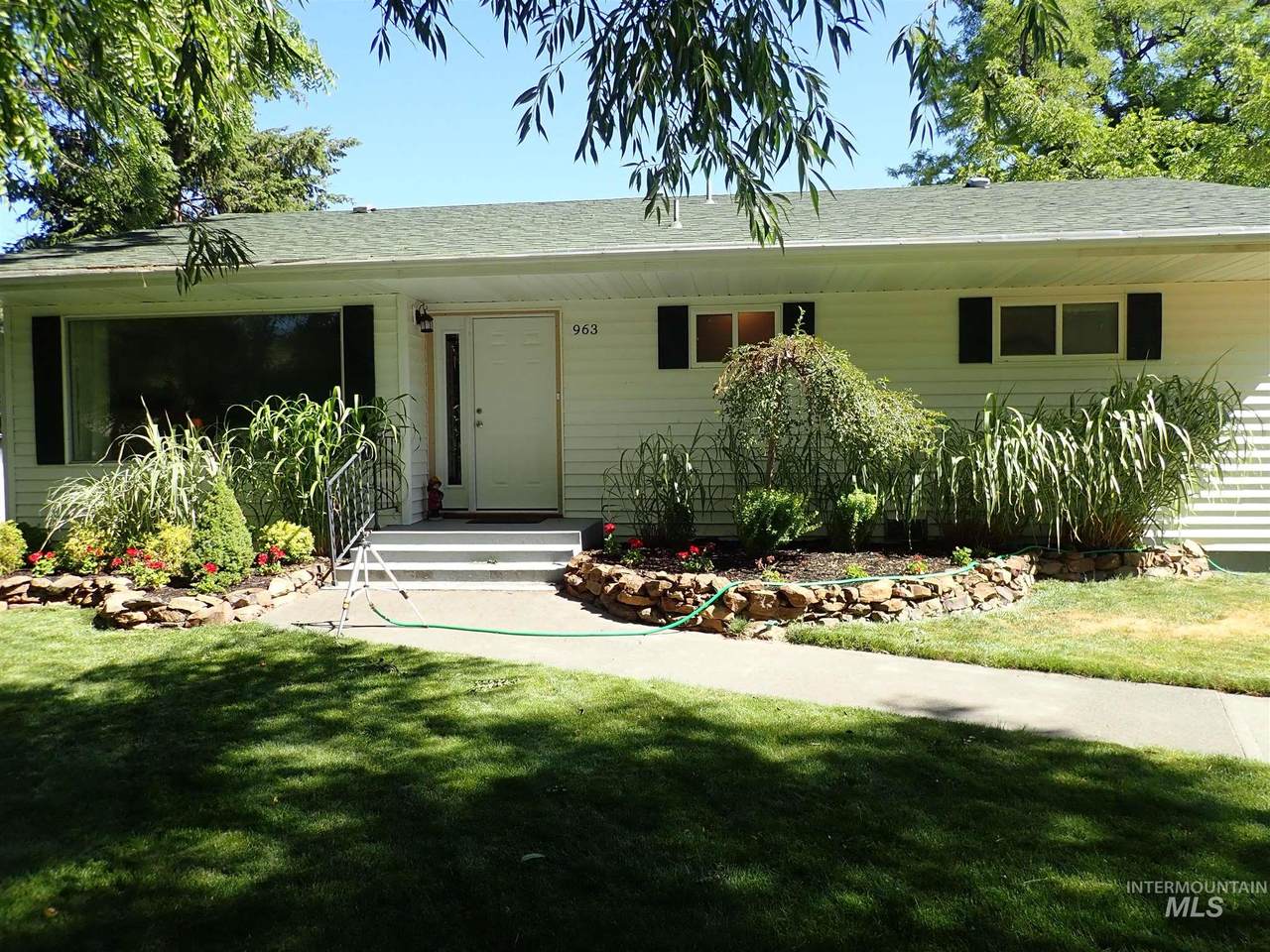 963 Pataha St - Photo 1