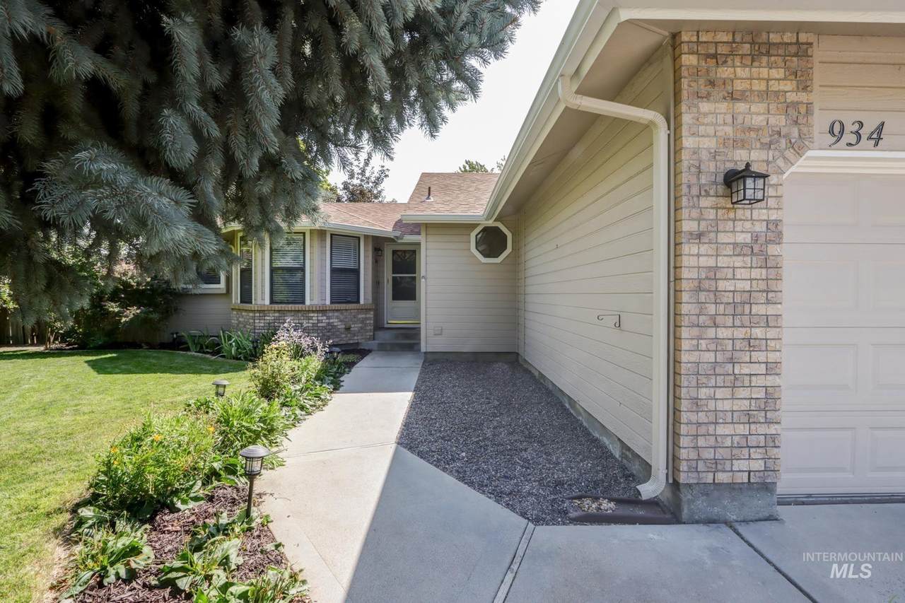 934 Iris Place - Photo 1