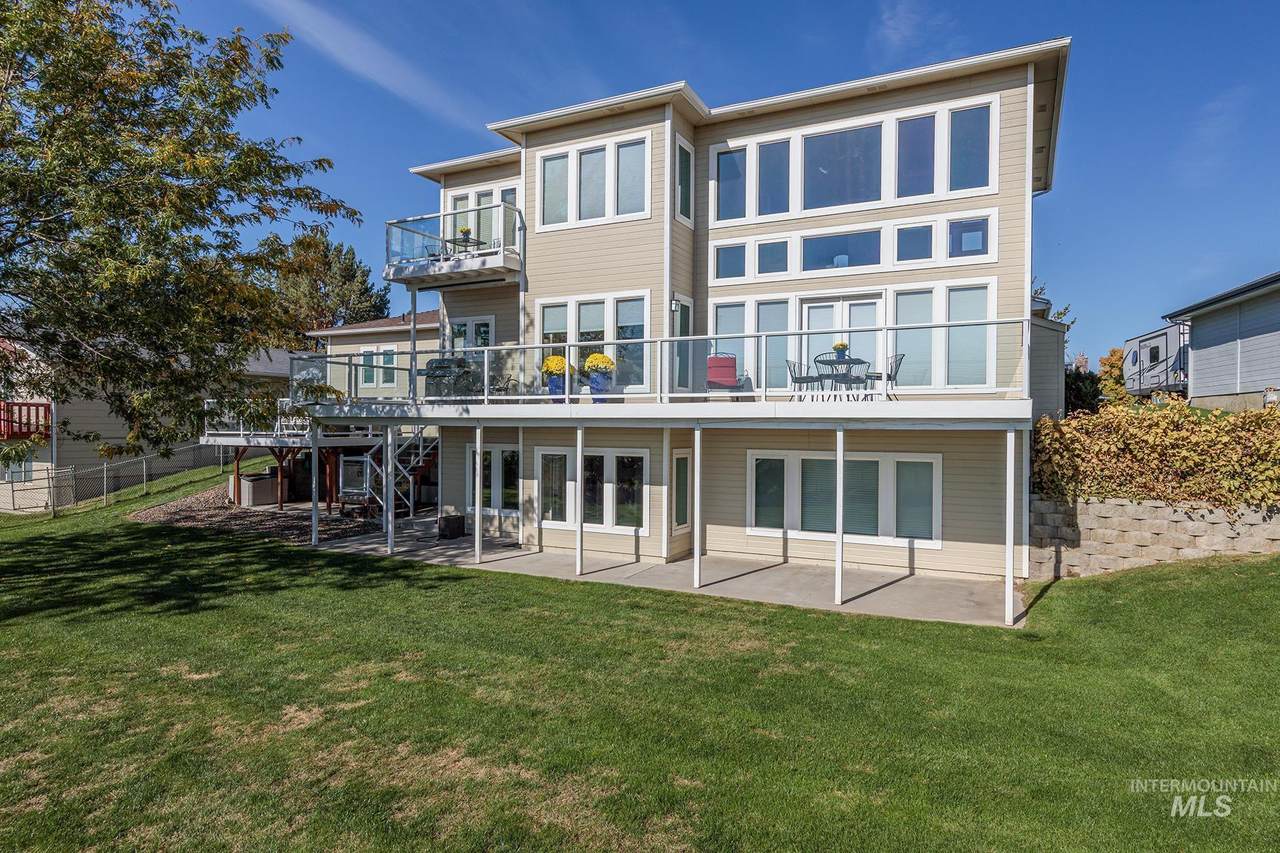 940 Hughes Dr - Photo 1