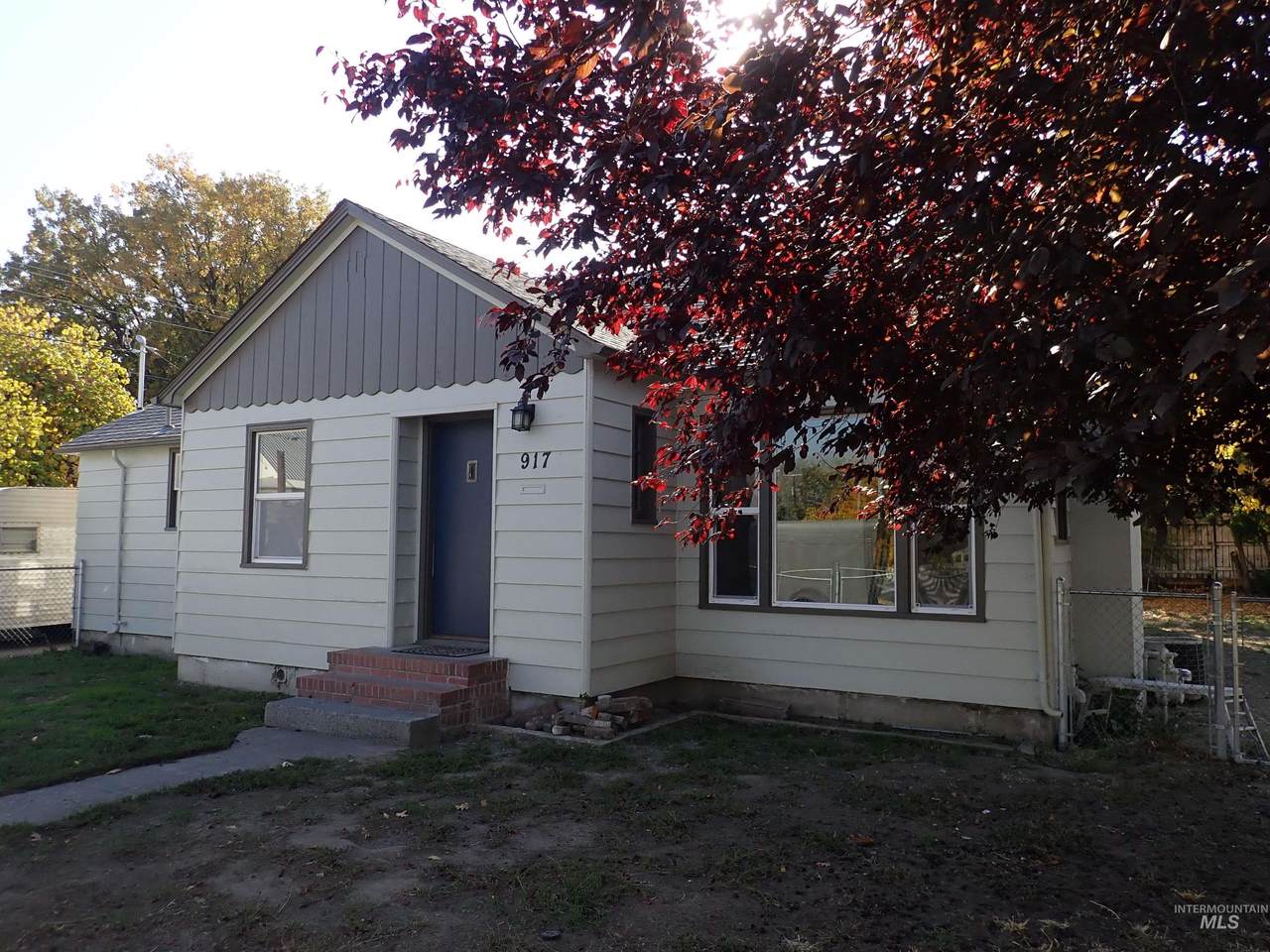 917 Sycamore St - Photo 1