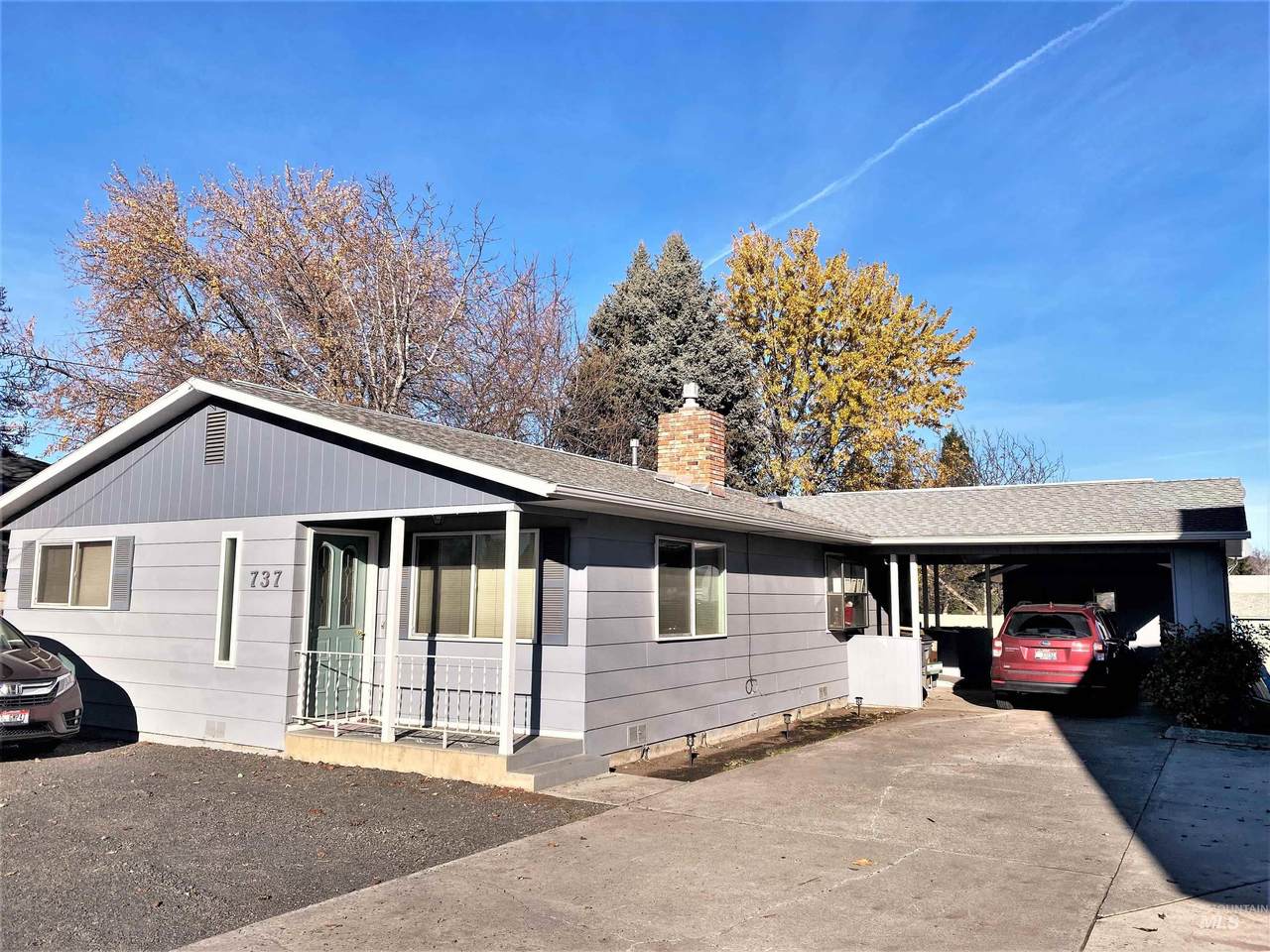 737 Bryden Ave - Photo 1