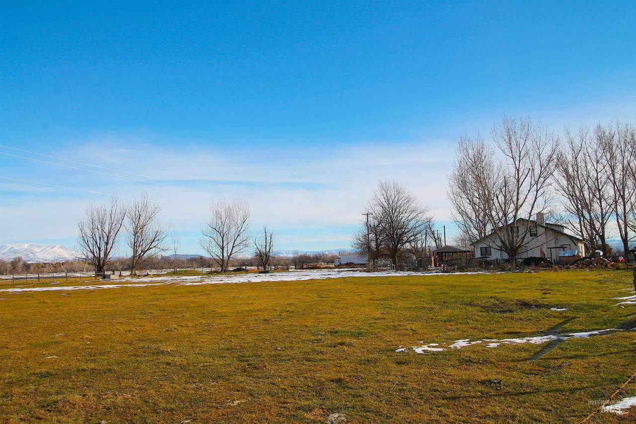 1586 Vanderdasson Road - Photo 1