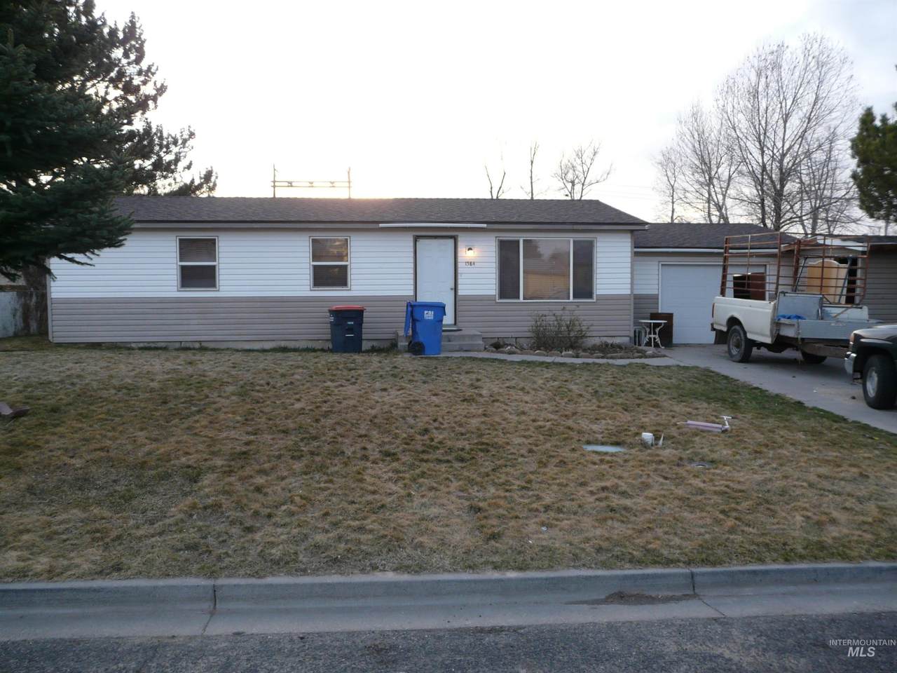 1584 Cottonwood St - Photo 1