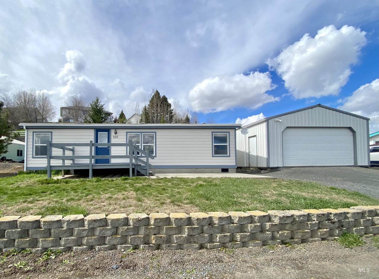 565 Spruce St - Photo 1