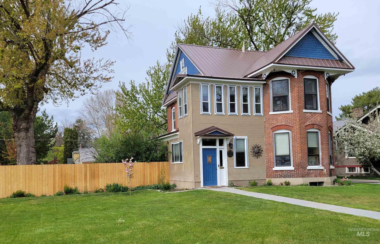 1107 1st Ave S - Photo 1