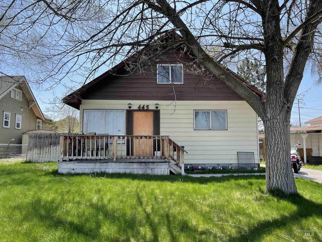 445 2nd Ave W - Photo 1